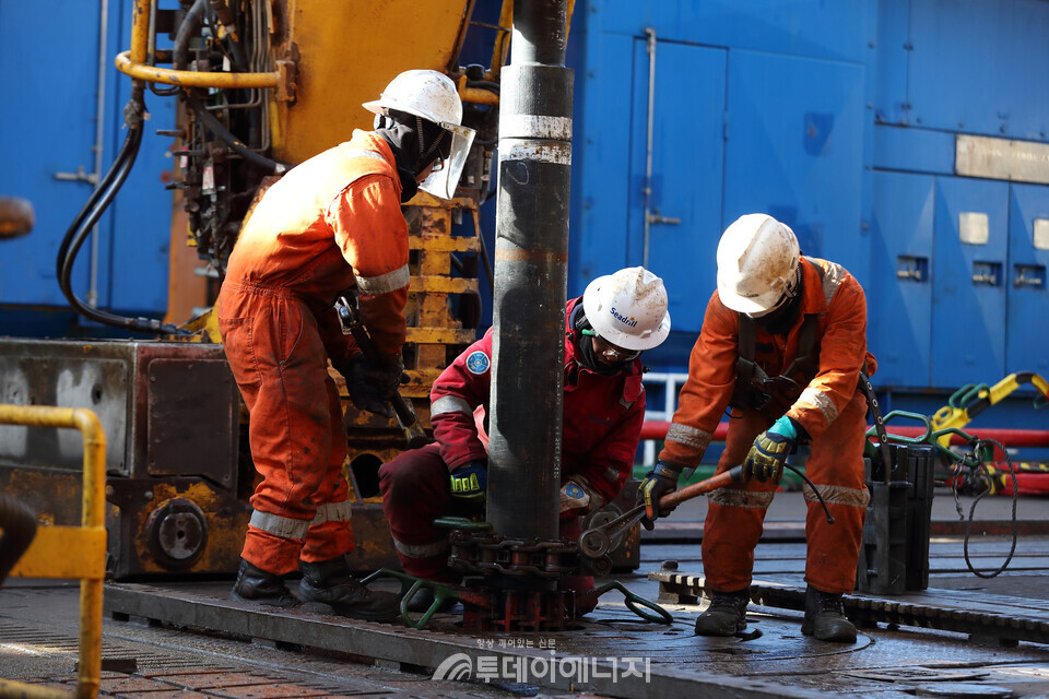 '웨스트카펠라 호'에서 작업자들이 대왕고래 구조에 대한 탐사 시추를 진행하고 있다./한국석유공사 제공