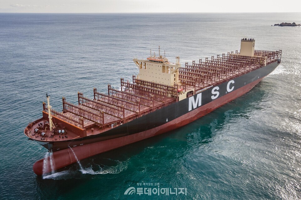 HD한국조선해양이 지난해 건조해 인도한 초대형 LNG 이중연료추진 컨테이너 운반선의 시운전 모습./HD현대 제공