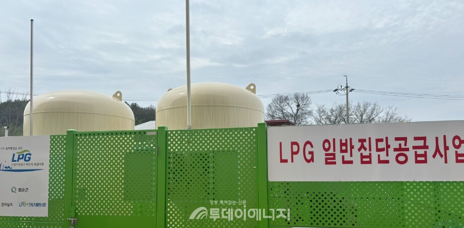 전남 화순군 지역 마을에 LPG 소형저장탱크들이 설치돼 있다./화순군청 제공