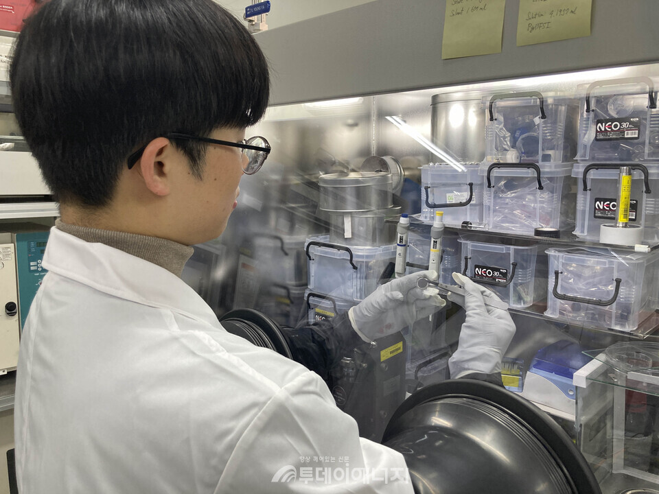 재활용 공정을 통해 합성한 LFP 배터리는 테스트 결과 정상적으로 작동했다./한국원자력연구원 제공