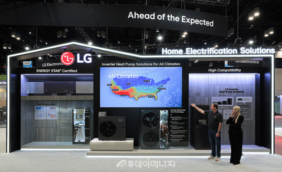 LG전자가 현지시간 10일부터 12일까지 미국 올랜도에서 열리는 북미 최대 공조전시회 'AHR EXPO 2025'에서 산업용부터 주거용까지 고객 맞춤형 HVAC(냉난방공조) 솔루션을 앞세워 북미 공조 시장을 공략한다. 미국 전역의 다양한 기후를 고려한 ‘인버터 히트펌프’를 소개하고 있다./엘지전자 제공