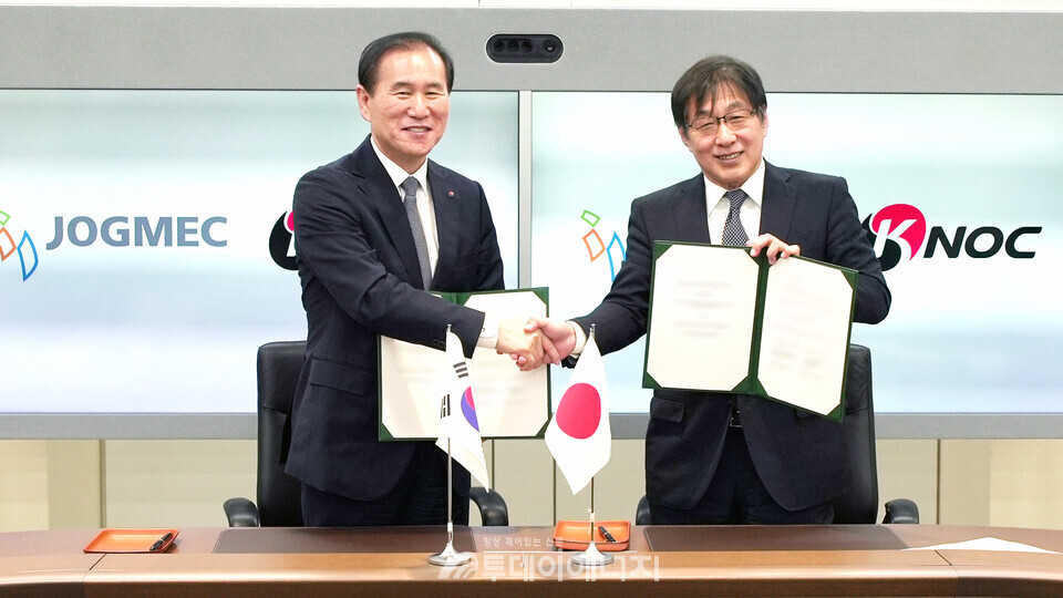 김동섭 석유공사 사장(왼쪽)과 다카하라 이치로 조그멕(JOGMEC) 회장 겸 대표이사가 MOU 체결 후 기념 촬영하고 있다./한국석유공사 제공