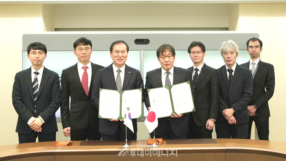 김동섭 석유공사 사장(왼쪽에서 세번째)과 다카하라 이치로 조그멕(JOGMEC) 회장 겸 대표이사(왼쪽에서 네번째)가 MOU 체결 후 기념 촬영하고 있다./한국석유공사 제공