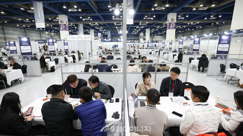 2월 12~14일 산업부와 KOTRA, 한국전기산업진흥회(KOEMA)가 코엑스에서 개최한 ‘일렉스 코리아 2025’에서 기업들이 바이어와 상담하고 있다./KOTRA 제공