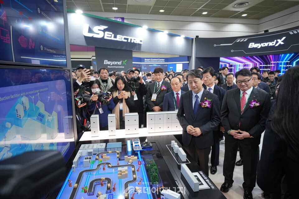 '일렉스 코리아 2025'를 개막했다. 이번 행사에서는 K-그리드 수출상담회가 함께 진행되며, 27개국 50개 해외기업이 참가해 수출 상담을 이어간다. 안덕근 산업통상자원부 장관(왼쪽), 구자균 전기산업진흥회장(오른쪽)이 부스를 방문하여 전시내용을 보고 있다. /한국전기산업진흥회 제공