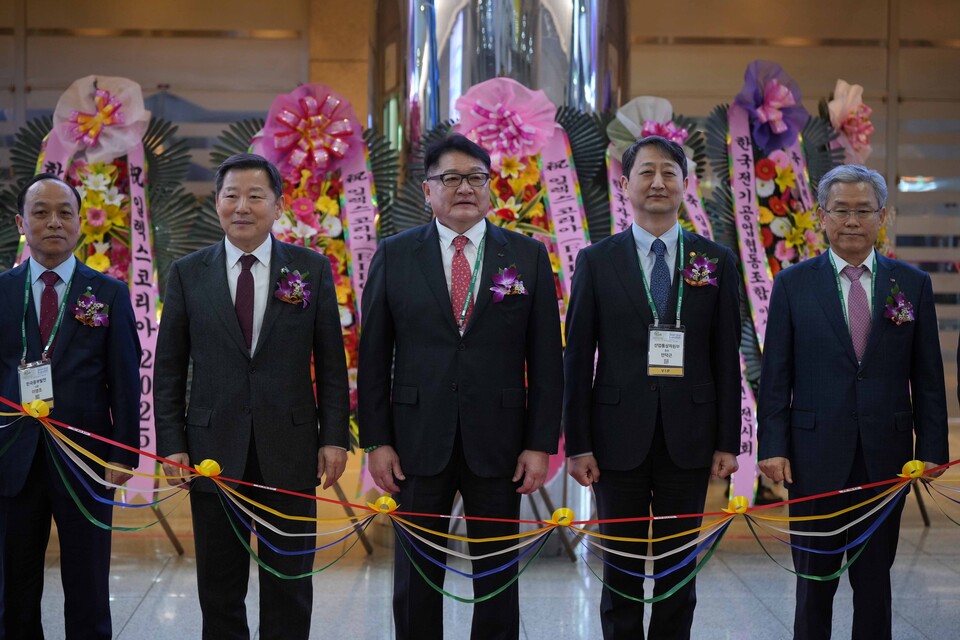 개막을 알리는 테이프커팅 라인에 선 주요 참석자들 (좌측부터 이영조 한국중부발전 사장, 이철규 산자위원장, 구자균 전기산업진흥회장, 안덕근 산업자원부장관, 김동철 한국전력공사 사장) /한국전기산업진흥회 제공