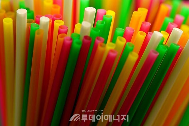 트럼프, 플라스틱 빨대 구매 장려 행정명령 서명