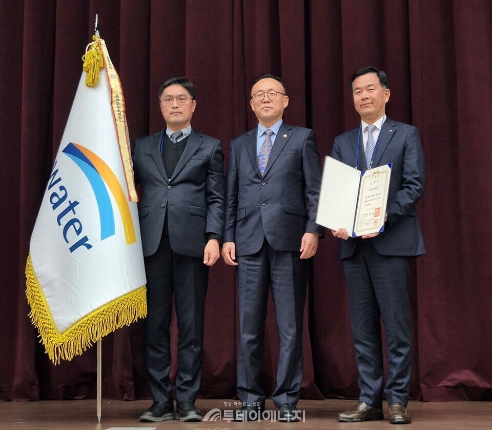 한국수자원공사는 정부세종컨벤션센터에서 열린 행정안전부 주관 안전감찰 정부 포상에서 대통령 표창을 수상했다고 13일 밝혔다. 감사실 관계자(오른쪽)가 전날 세종시 정부세종컨벤션센터에서 열린 ‘2024년 안전감찰 유공 정부포상’에서 대통령 표창을 받고 기념사진을 촬영하고 있다. / 수자원공사 제공
