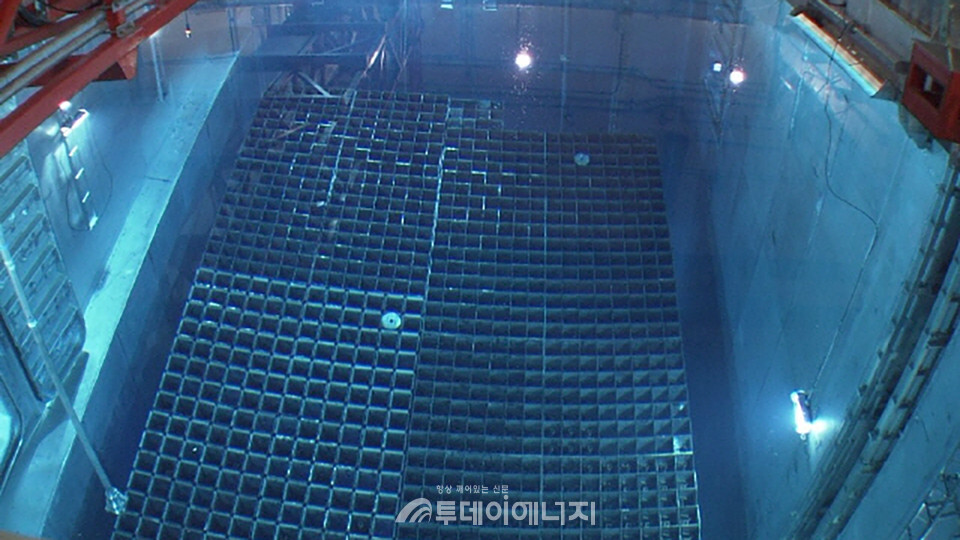 원전 내 사용후핵연료 습식저장소(수조)/ 한국수력원자력 제공