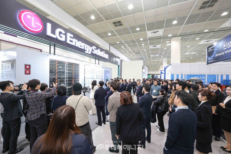  LG에너지솔루션의 JF2 AC/DC LINK ESS에 대한 설명을 듣는 내빈./한국스마트그리드협회 제공