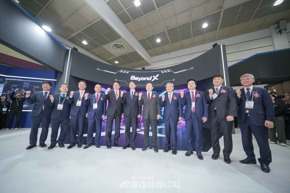 LS Electric 부스를 방문한 주요 내빈들(왼쪽 다섯 번째부터 차례로 구자균 한국스마트그리드협회 회장, 안덕근 산업통상자원부 장관, 이철규 국회 산업통상자원중소벤처기업위원회 위원장, 김동철 한국전력공사 사장) / 한국스마트그리드협회 제공