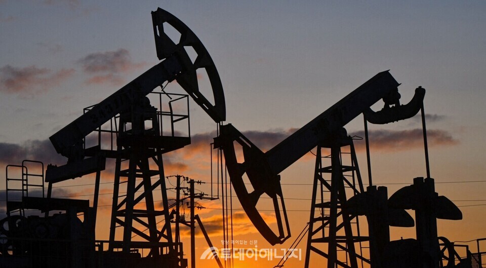 러시아 타타르스탄 공화국의 알메티옙스크 외곽에 설치된 오일 펌프 잭이 가동하고 있다./출처 VOA