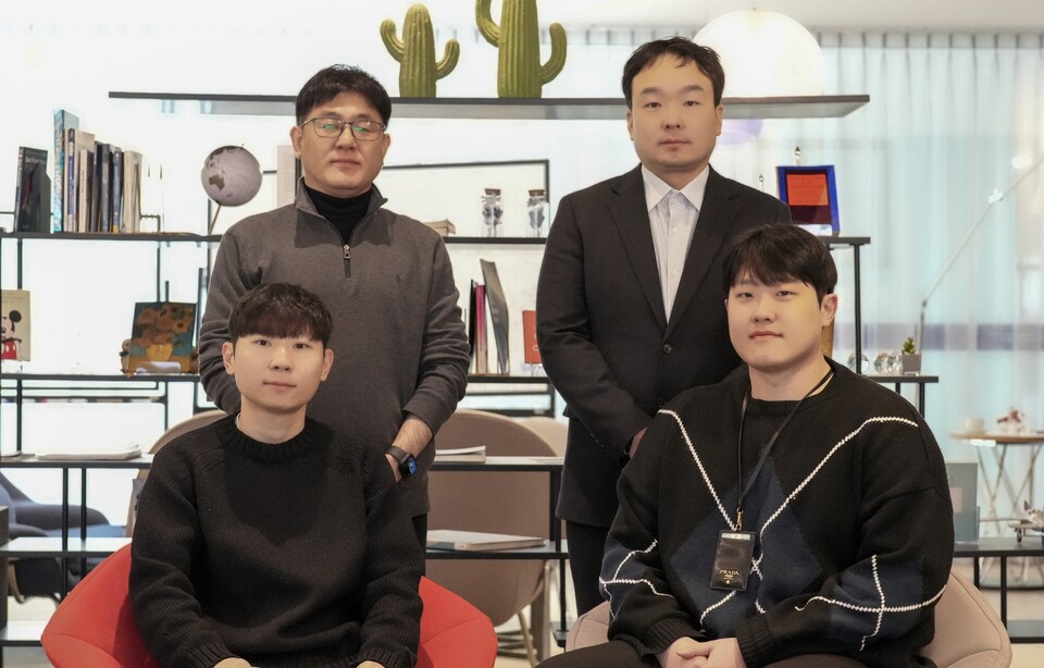 연구진 (우측상단부터 시계방향) 이동욱 교수, 이진훈 연구원, 홍지환 연구원(제1저자), 백명진 박사. /UNIST 제공