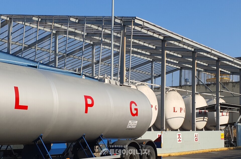 LPG 대형 저장탱크 앞에 탱크로리가 주차해 있다./투데이에너지