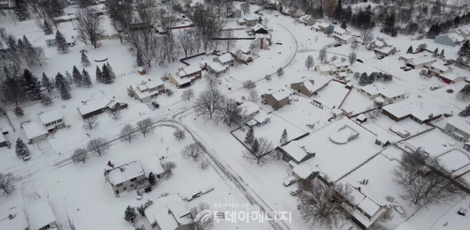 미국 뉴욕주 버펄로 지역이 2022년 12월 당시 한파와 겨울 폭풍으로 눈에 뒤덮여 있다./출처 VOA