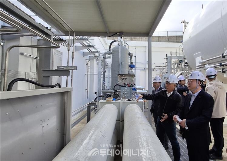 박희준 가스안전공사 기술이사(사진 오른쪽 맨 아래)가 노포동 액화수소 충전소를 방문해 가스 안전관리 실태를 지도 점검하고 있다./한국가스안전공사 부산북부지사 제공