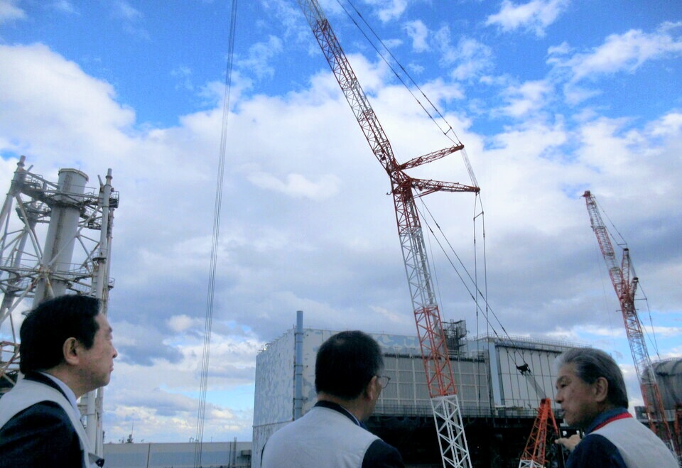일본 정부 관계자들의 후쿠시마 원전 폐로 시찰 모습(2024년 10월)/도쿄전력 자료