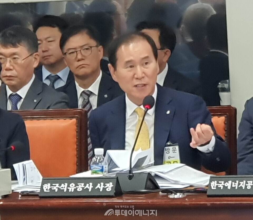 지난해 울산 한국석유공사 본사에서 진행된 '2024년도 국정감사'에서 김동섭 석유공사 사장이 '동해 심해 가스전 탐사 시추'와 관련한 의원들의 질의에 답변하고 있다./투데이에너지