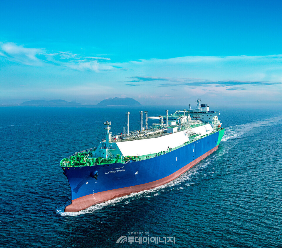 한화오션이 건조한 200번째 LNG운반선인 SK해운사의 ‘레브레사(LEBRETHAH)’호 운항 모습/한화오션 제공