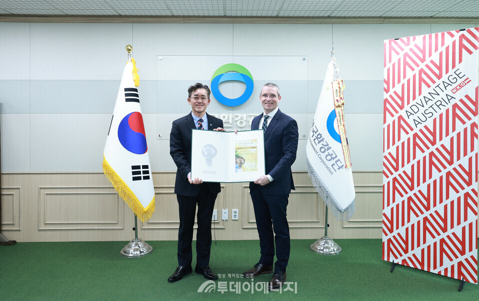 임상준 한국환경공단 이사장(왼쪽)과 볼프강 코스팅거 오스트리아 대사관 상무참사관이 ‘에너지글로브어워드’ 시상식 후 기념촬영을 하고 있다. / 한국환경공단 제공