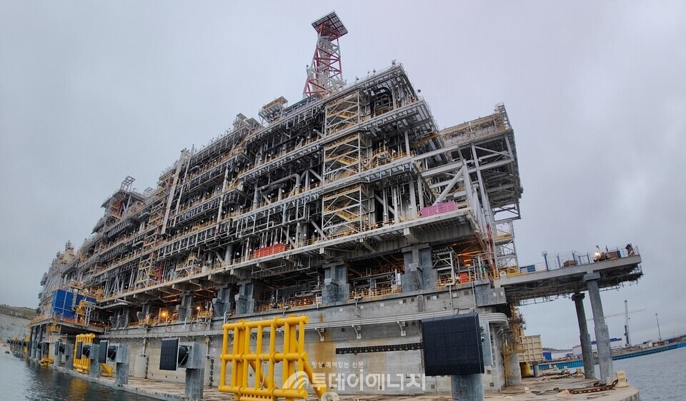 러시아 무르만스크 지역 벨로카멘카에 위치한 LNG 중력 기반 시설./출처 VOA