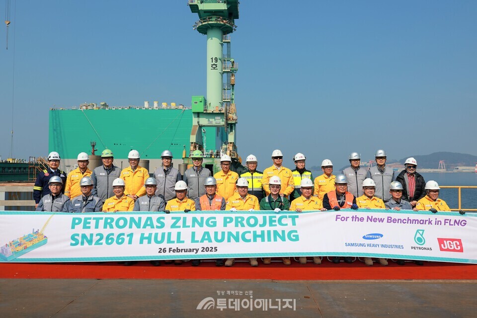 [삼성중공업과 말레이시아 페트로나스, 일본  JGC 관계자들이 26일 열린 'PFLNG TIGA' 진수식에서 기념 촬영을 하고 있다. /삼성중공업 제공