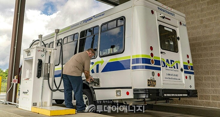 미국에서 운전자가 버스에 LPG를 충전하고 있다./대한LPG협회 제공