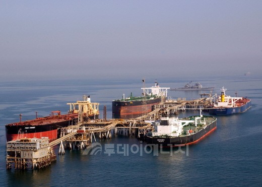 이라크 원유생산시설에 탱커들이 접안해 있다.