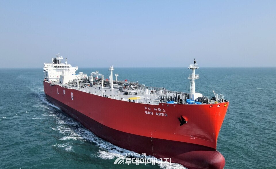 KSS해운이 인수한 친환경·초대형 LPG 운송선 ‘GAS ARES‘호가 운항하고 있다./KSS해운 제공