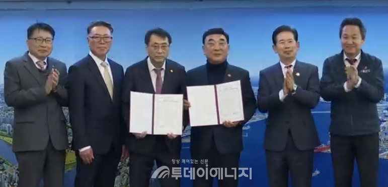 울산시와 ㈜덕양가스는 27일 울산시청에서 김두겸 울산시장과 이치윤 ㈜덕양가스 대표이사 등이 참석한 가운데 블루수소 충전 인프라 구축 투자협약(MOU)을 체결했다./울산시 제공