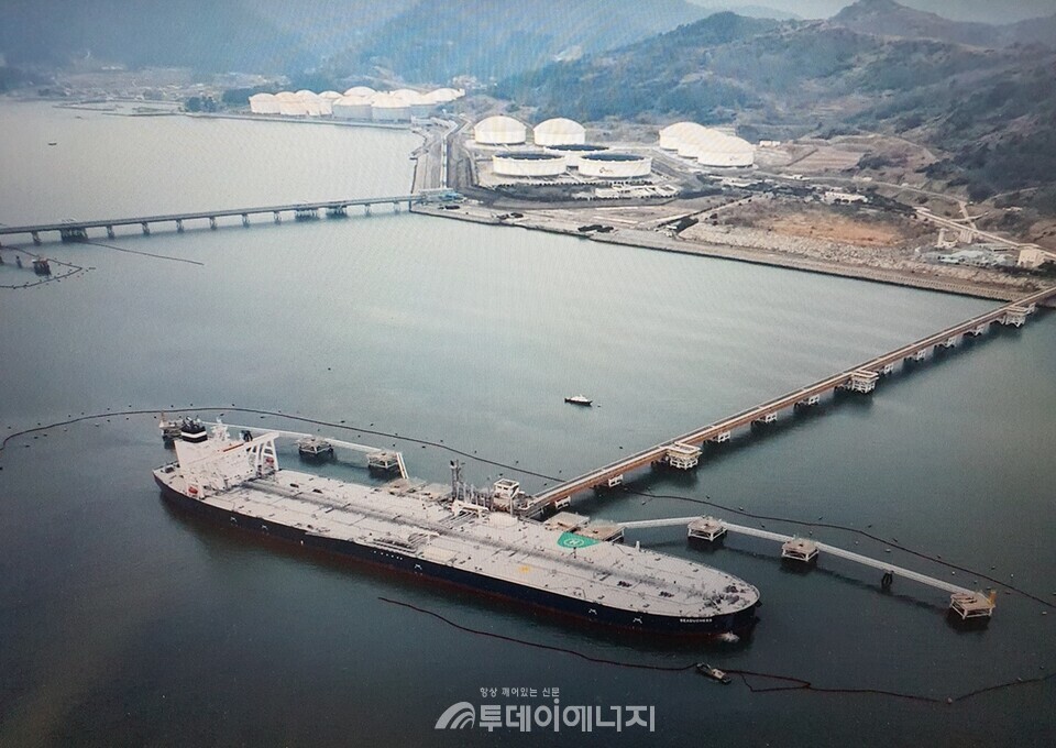 석유공사가 사우디아라비아, UAE 등 산유국과 국제 공동비축 협약에 따라 원유를 입하하고 있다./출처 한국석유공사