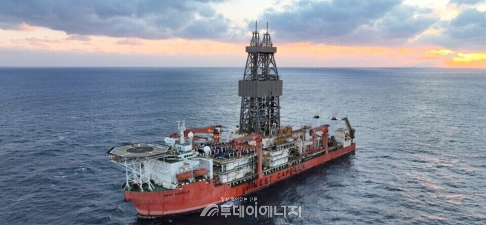 '대왕고래' 유망구조에서 1차 시추 작업을 진행한 '웨스트카펠라 호'가 정박해있다./한국석유공사 제공