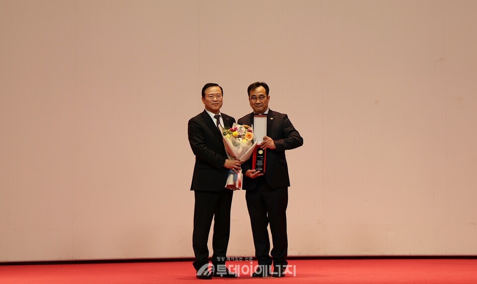 (왼쪽부터) 박경국 가스안전공사 사장과 김원재 산업시설진단처 차장이 '가스안전 명장' 인증 수여식에서 기념 촬영하고 있다./한국가스안전공사 제공