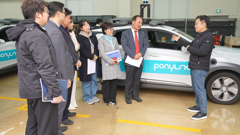 서울시의회와 담당 공무원 등 관계자들이 포니링크 모빌리티 사업부를 시찰했다./포니링크 제공