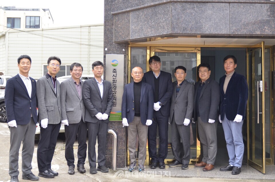 축산환경관리원(왼쪽 5번째 문홍길 원장)은 5일 호남지역사무소를 열고 개소식을 진행했다고 밝혔다. / 축산환경관리원 제공