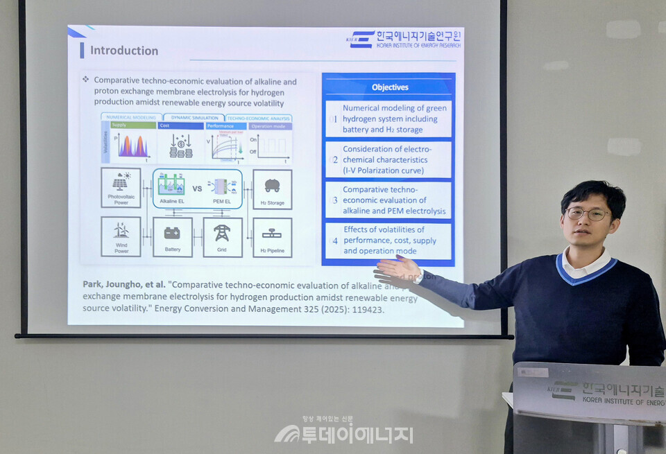 박정호 박사가 수전해기술의 경제성비교에 대해 설명하고 있다./에너지연 제공