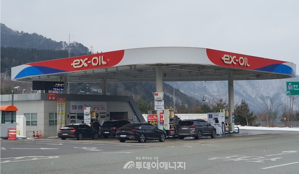 고속도로 휴게소에서 영업 중인 주유소에서 차량이 주유하고 있다./신영균 기자
