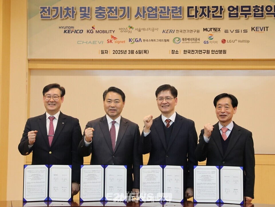 김호민 제주에너지공사 사장(왼쪽부터), 황보연 서울에너지공사 사장, 김남균 전기연구원 원장, 장재원 스마트그리드협회 부회장이 협약식에서 기념사진 포즈를 취하고 있다. / KERI 제공