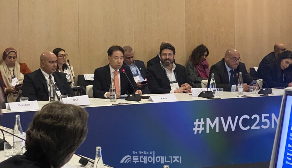 5일(현지시각) 스페인 바르셀로나에서 열린 UNDP D4SD의 고위급 회담에서 차광명 한국환경공단 경영기획이사(앞줄 왼쪽 두 번째)가 발표하고 있다. / 한국환경공단 제공