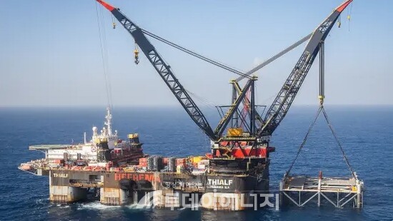 HMC사의 고중량 인양 선박 THIALF호가 탐사와 관련한 작업을 진행하고 있다./출처 데일리 뉴스 이집트