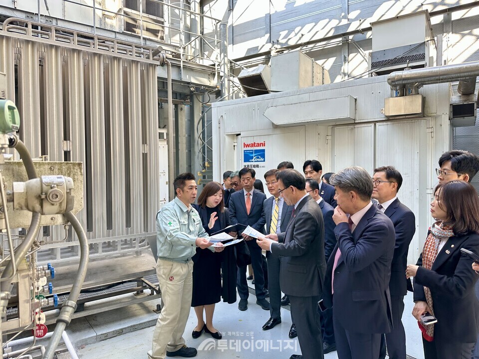 주호영 국회 부의장 겸 한일의원연맹 회장(사진 가운데)을 비롯한 한일의원연맹 방문단 및 관계자가 10일 도쿄타워 수소충전소를 시찰하고 설명을 듣고 있다./한일의원연맹 제공