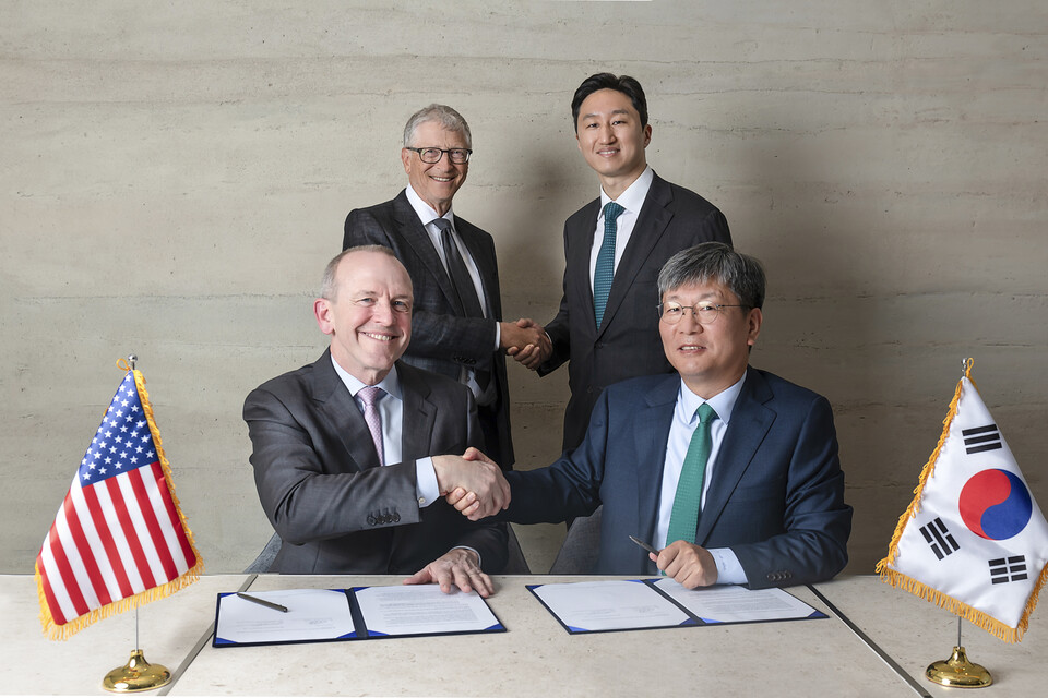 HD현대가 최근 테라파워와 ‘나트륨 원자로의 상업화를 위한 제조 공급망 확장 전략적 협약’을 체결했다. (앞줄 오른쪽부터 시계방향으로) 정기선 HD현대 수석부회장, 크리스 르베크 최고경영자, 빌 게이츠 테라파워 창업자, 원광식 HD현대중공업 해양에너지사업본부장/HD현대 제공