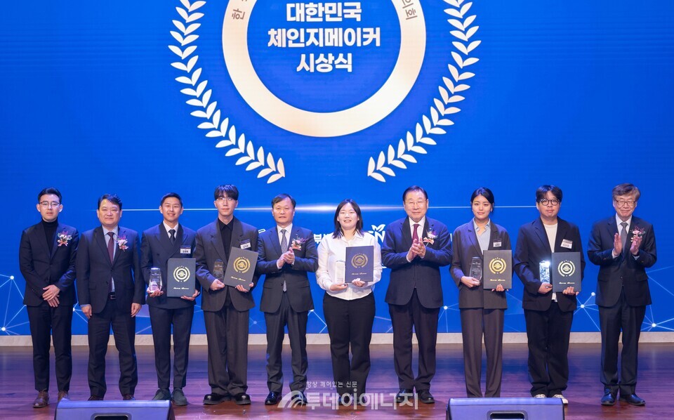 서부발전은 11일 충남 태안 본사에서 제6회 체인지메이커 시상식을 개최했다. 사진은 이정복 서부발전 사장(왼쪽 다섯 번째)과 김성이 한국사회복지협의회장(오른쪽 네 번째), 신동호 보건복지부 사회서비스자원과장(왼쪽 첫 번째), 이재열 서울대학교 사회학과 교수(오른쪽 첫 번째), 박상원 늘픔가치 대표(오른쪽 다섯 번째), 김자유 누구나데이터 대표(왼쪽 네 번째), 김영록 락앤런 대표(왼쪽 세 번째), 김현진 하티웍스 대표(오른쪽 세 번째), 박찬우 플래닛 주민센터 대표(오른쪽 두 번째)/한국서부발전 제공