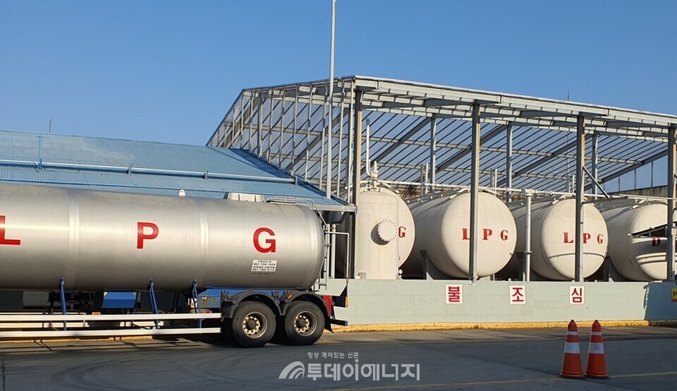 LPG 대형저장탱크 앞에 탱크로리가 주차해있다./신영균 기자