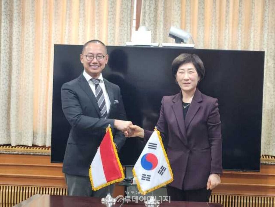 Eddy Soeparno 인도네시아 상원 부의장(왼쪽)이 탄소중립녹색성장위원회를 방문해 한화진 공동위원장과 기념촬영을 하고 있다. / 카본코리아 제공