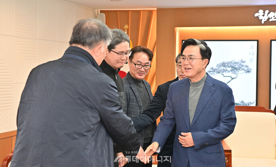 김태흠 충남지사가 내포신도시아파트연합회원들과 인사를 나누고 있다. / 충청남도 제공