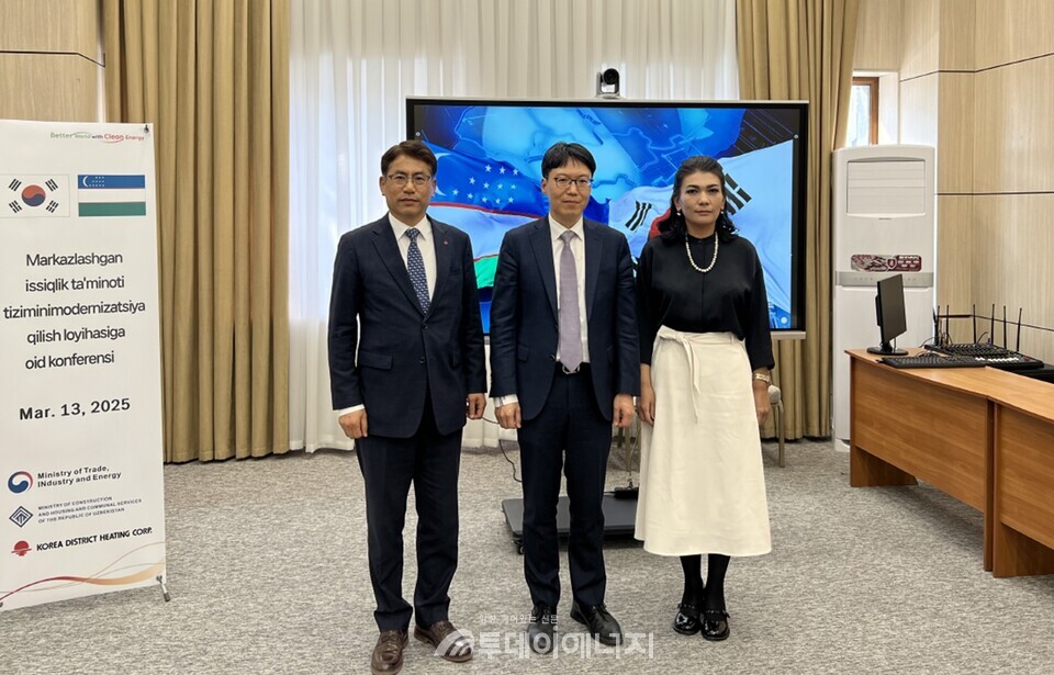 한국지역난방공사는 14일 ‘우즈벡 지역난방 현대화 사업’ 실행력 제고를 위한 실무 협의회를 개최했다고 밝혔다. 한난 이병휘 사업본부장(왼쪽)과 최연우 산업통상자원부 전력정책관이 우즈벡에서 진행된 실무협의회에서 우즈베키스탄 에너지부 건설주택공공서비스부 오조다 주라예바 차관과 기념촬영 포즈를 취하고 있다. / 한국지역난방공사 제공