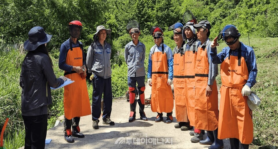 지난해 지역주민 참여제 식생관리 전 안전교육. / 금강유역환경청 제공