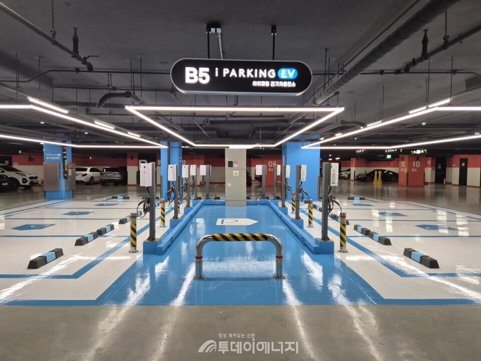 서울 종로구 ‘SK그린캠퍼스’ 내 아이파킹 전기차 충전소 전경. /SK이노베이션 E&S 제공
