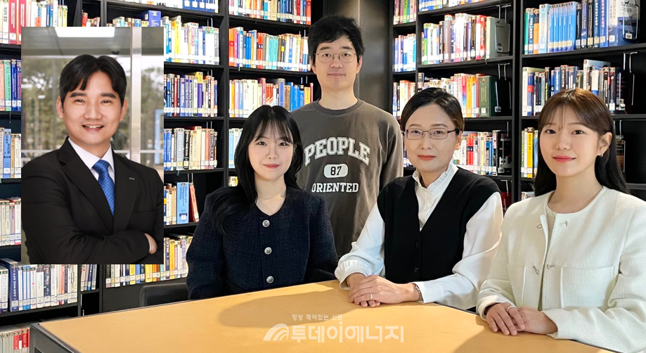(네모 사진) 신소재공학과 홍승범 교수. (왼쪽부터) 송채은 박사과정, 최영우 석박사통합과정, 최남순 교수, 한승희 박사과정 /KAIST 제공